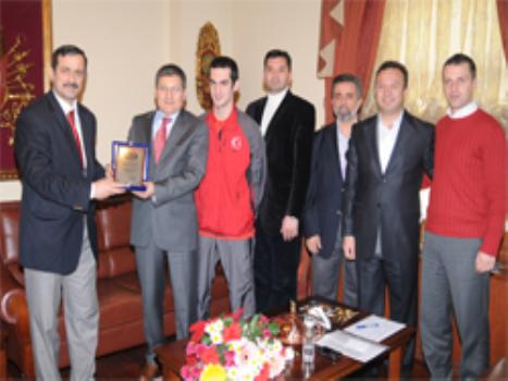 Başkan Şahin’den başarılı sporcumuza destek